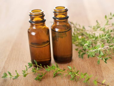 kekik temel yağlar bir ahşap zemin üzerine