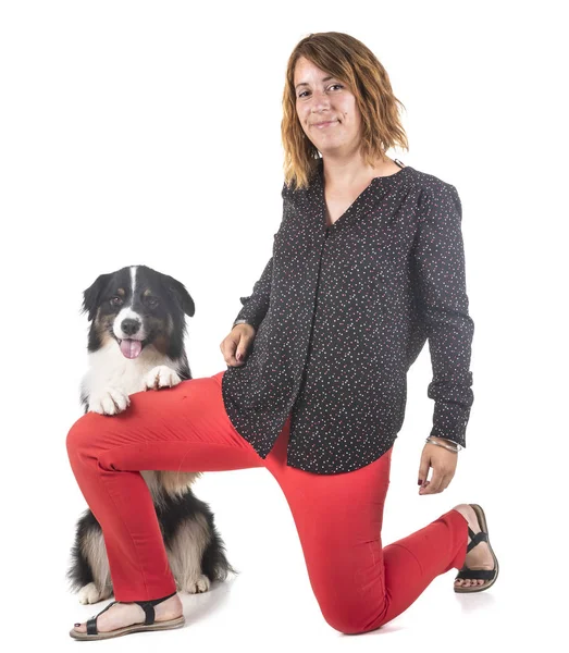 Avustralyalı çoban ve beyaz arka plan önünde kadın