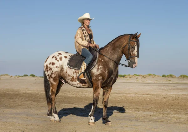 Meisje Paardrijden Zijn Opleiding Van Haar Paard Het Strand — Stockfoto