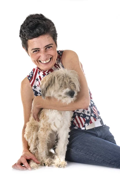 Viejo Tibetano Terrier Dieciocho Años Edad Mujer Delante Fondo Blanco — Foto de Stock