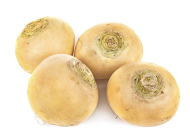 Beyaz arka plan önünde sarı şalgam