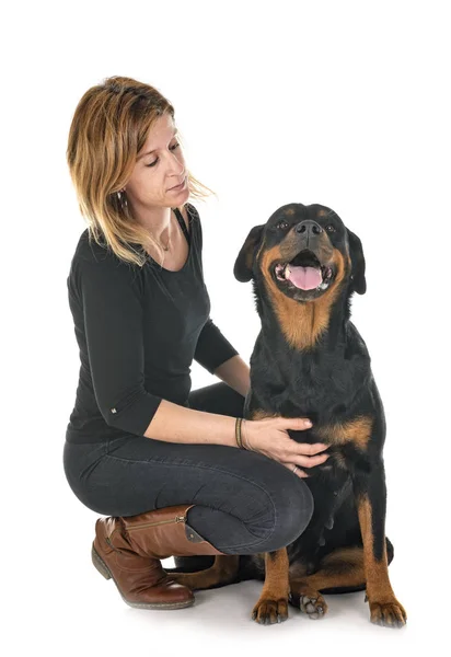 Renrasiga Rottweiler Och Kvinna Framför Vit Bakgrund — Stockfoto