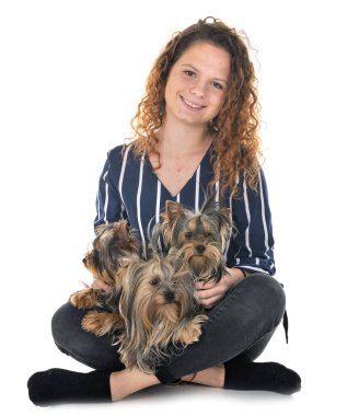 Beyaz arka plan önünde kadın ve Genç yorkshire korkunç