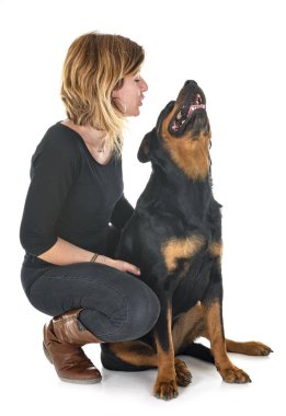 safkan Rottweiler ve beyaz arkaplanın önündeki kadın