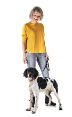 Brittany köpek ve kadın beyaz arka plan önünde