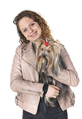 Yorkshire terrier ve beyaz arka plan önünde kadın