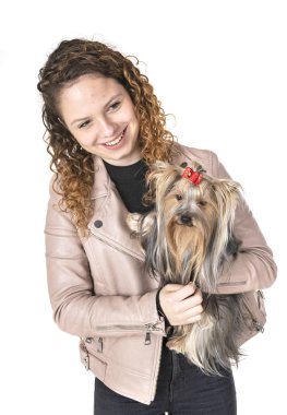 Yorkshire terrier ve beyaz arka plan önünde kadın