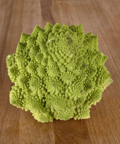 Couve Flor Romanesco Verde Frente Fundo Branco — Fotografia de Stock