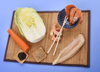 bir restoranda Çin salatası için madde