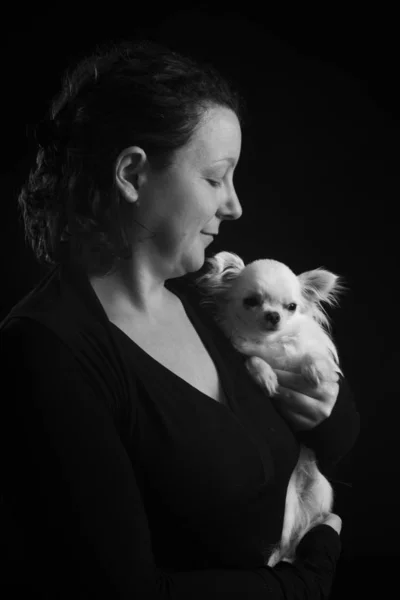 Chihuahua och kvinna — Stockfoto