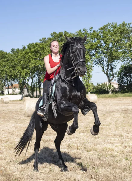 ขี่ม้าและผู้หญิง — ภาพถ่ายสต็อก