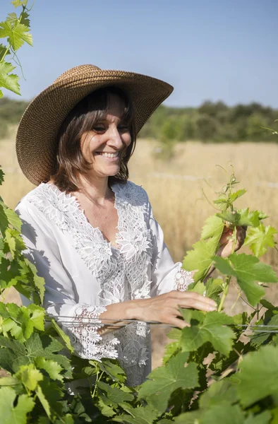 Frau und Rebe — Stockfoto