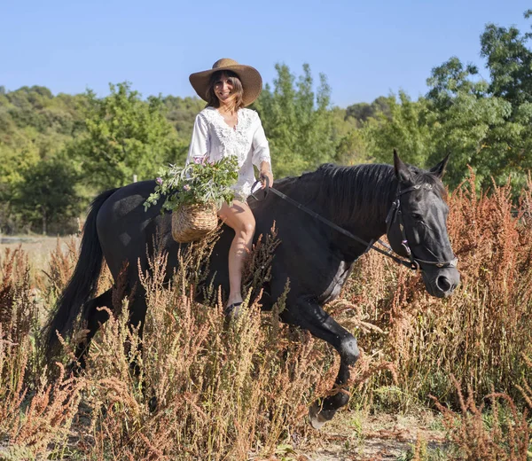 Chica montando y caballo — Foto de Stock