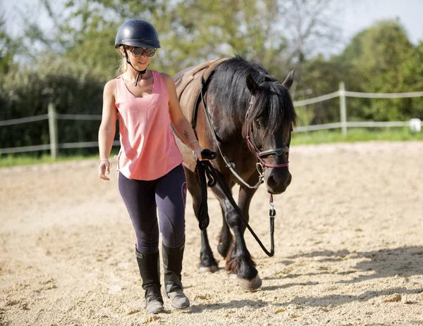 Equitação menina e cavalo — Fotografia de Stock