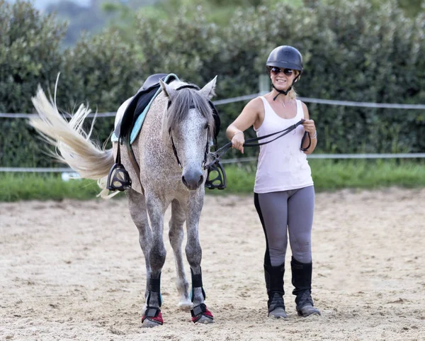 Chica montando y caballo —  Fotos de Stock