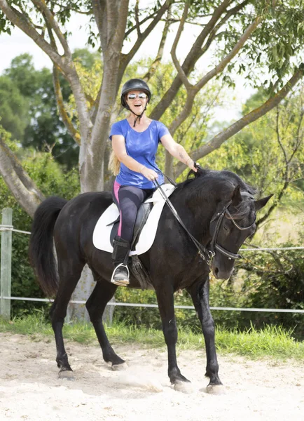 Equitação menina e cavalo — Fotografia de Stock