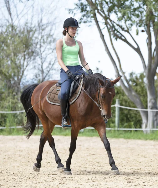 Chica montando y caballo — Foto de Stock