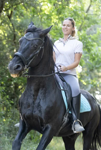 乗馬の女の子と馬 — ストック写真