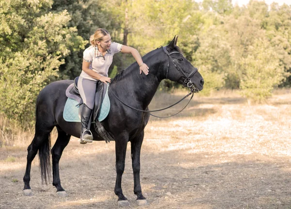 Equitação menina e cavalo — Fotografia de Stock