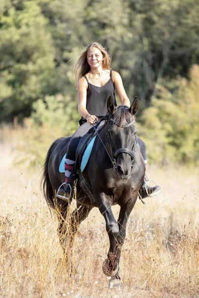 Ιππασία κορίτσι και άλογο — Φωτογραφία Αρχείου