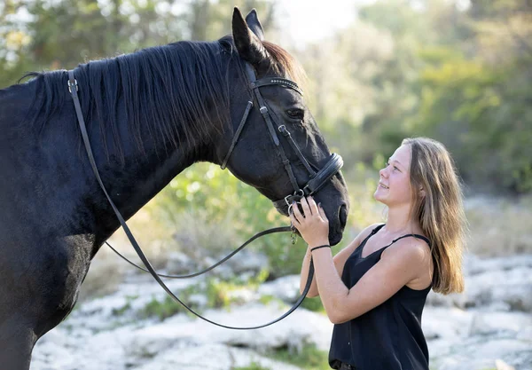 Chica montando y caballo — Foto de Stock