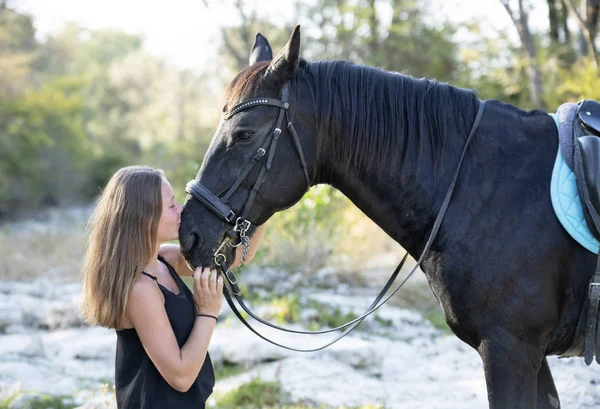 Jezdecká dívka a kůň — Stock fotografie