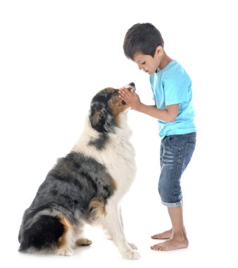 çocuk ve köpek 