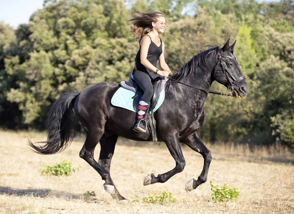 Chica montando y caballo —  Fotos de Stock