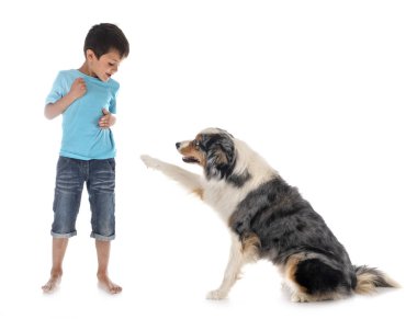 çocuk ve köpek 