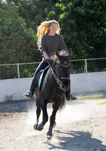 Equitação menina e cavalo — Fotografia de Stock