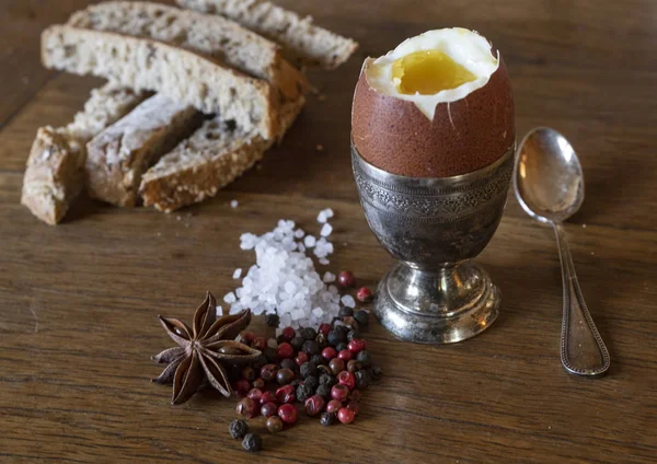 Silver egg cup and egg — Stock Photo, Image
