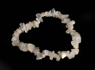 Stüdyoda kuvars bileziği