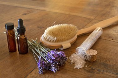 Banyo tuzu ve lavanta.