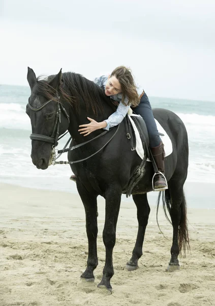 Jezdecká dívka a kůň — Stock fotografie