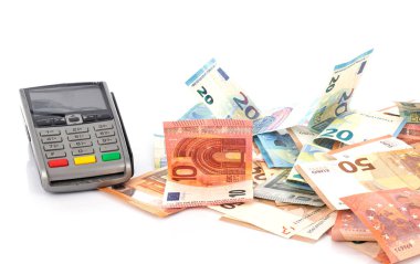 Beyaz arkaplanın önündeki kart terminali