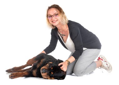 safkan Rottweiler ve beyaz arkaplanın önündeki kadın