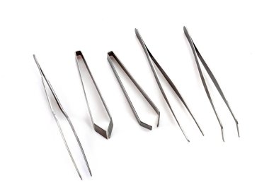 Beyaz arkaplan önünde mutfak cımbızı