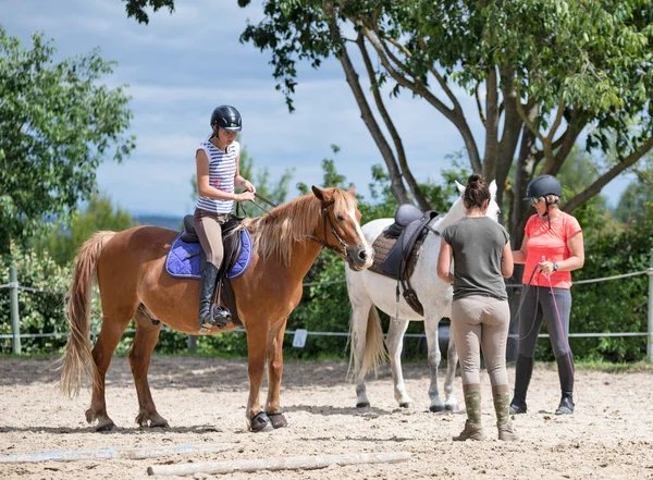 乗馬の女の子は乗馬センターで馬を訓練しています — ストック写真