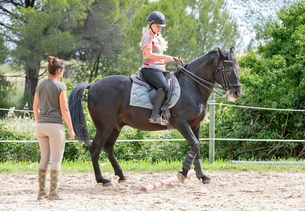 Jazda Dziewczyna Szkolenia Jej Koń Centrum Jeździeckim — Zdjęcie stockowe