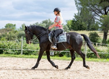  Binici kız atını binicilik merkezinde eğitiyor.