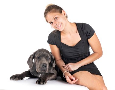Büyük köpek yavrusu Danua ve beyaz arka plandaki kadın.
