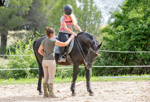 乗馬の女の子は乗馬センターで馬を訓練しています — ストック写真
