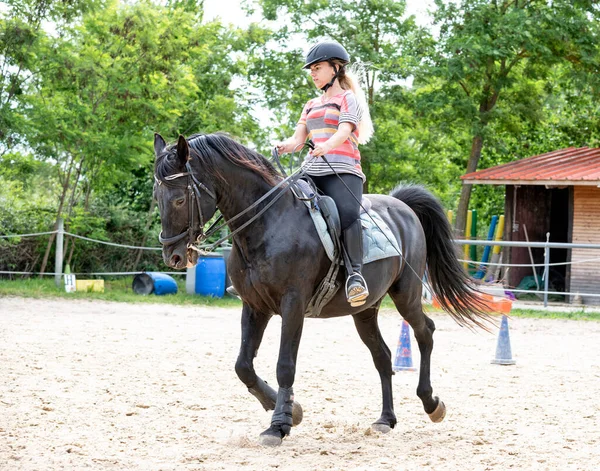 乗馬の女の子は乗馬センターで馬を訓練しています — ストック写真