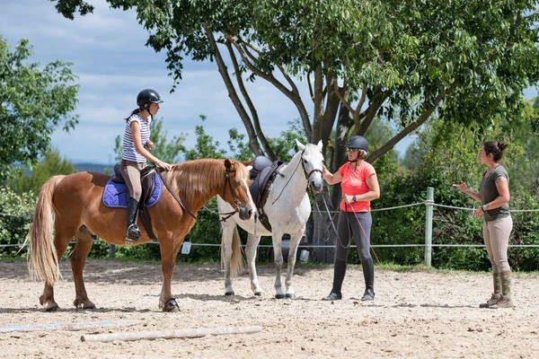 Paardrijmeisje Zijn Het Trainen Van Haar Paard Ruitersport Centrum — Stockfoto
