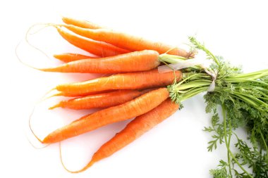 Beyaz arka planda havuç ve yaprak