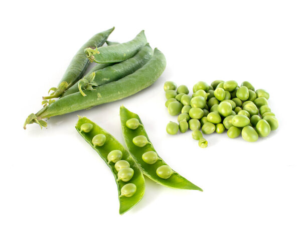Зеленый горох на белом фоне
