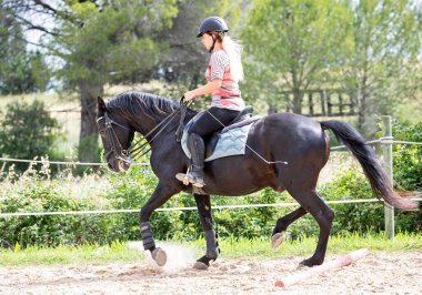  Binici kız atını binicilik merkezinde eğitiyor.
