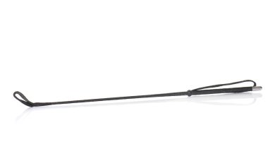 Beyaz arkaplan önünde siyah at kamçısı