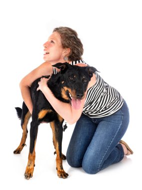 Berger de Beauce ve beyaz arka plandaki kadın.