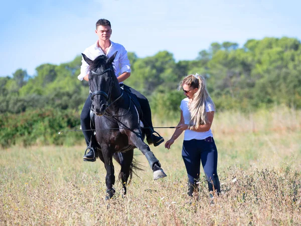 Ridande Tonåring Tränar Sin Svarta Häst Med Lärare — Stockfoto